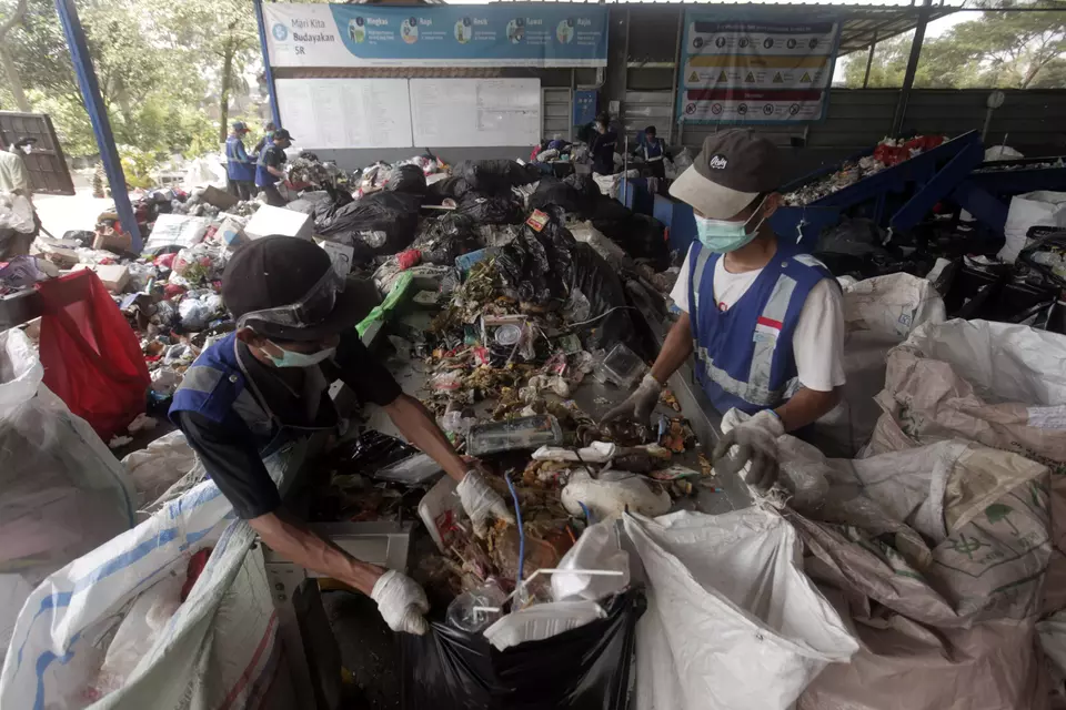 Pekerja beraktivitas di fasilitas pengelolaan sampah Waste4Change di Bekasi, Selasa, 21 Maret 2023.