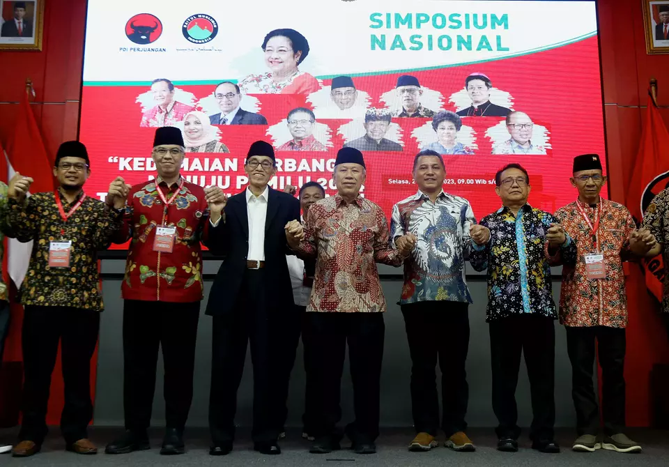 Ketua PP Muhammadiyah Bidang Kerjasama dan Hubungan Luar Negeri, Syafiq A Mughni (tengah), bergandeng tangan usai membacakan deklarasi dukungan kampanye pemilu tanpa politisasi agama, bersama sejumlah tokoh agama, diantara ; Ketua Umum Baitul Muslimin Indonesia (BMI) Hamka Haq (tiga kiri), Sekretaris DPP Lembaga Dakwah Islam Indonesia (LDII) Rio Sidauruk, perwakilan Ahlul Bait Indonesia yakni Fatah S Massinai, perwakilan Ahmadiyah, Hafizurrahman Danang PB (kiri), Perwakilan Wali Gereja Indonesia (KWI), Romo Hans Jeharut (tiga kanan), dan Ketua PGI Pendeta Gomar Gultom (dua kanan) dalam acara simposium nasional bertajuk “Kedamaian Berbangsa Menuju Pemilu 2024 Tanpa Politisasi Agama” yang diselenggarakan oleh Baitul Muslimin Indonesia (Bamusi) di Sekolah Partai, Lenteng Agung, Jakarta Selatan, Selasa (21/3/2023).