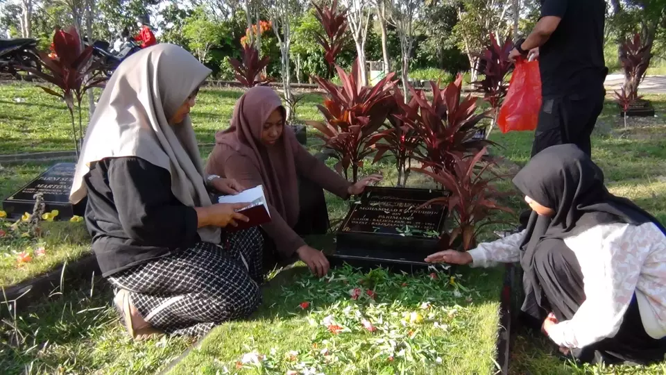 Pemakaman korban Covid-19 di Balikpapan ramai peziarah menjelang bulan suci Ramadan, Selasa, 21 Maret 2023.