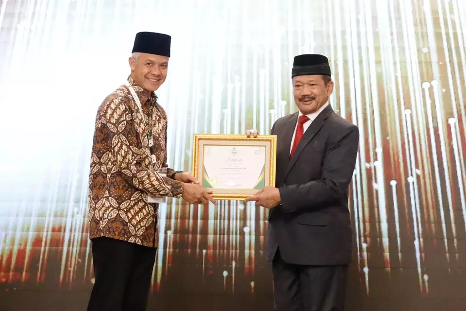 Gibernur Jawa Tengah, Ganjar Pranowo, menerima penghargaan dari Baznas.