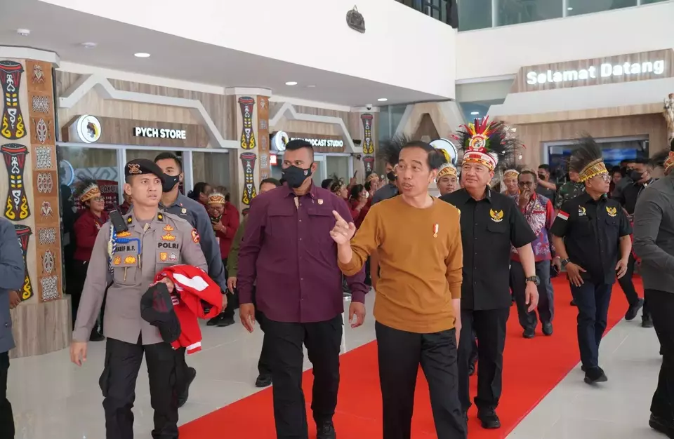 Presiden Jokowi dan Kepala Badan Intelijen Negara (BIN) Budi Gunawan berjalan bersama aaat meresmikan Gedung Papua Youth Creative Hub (PYCH) Papua pada Selasa 21 Maret 2023.