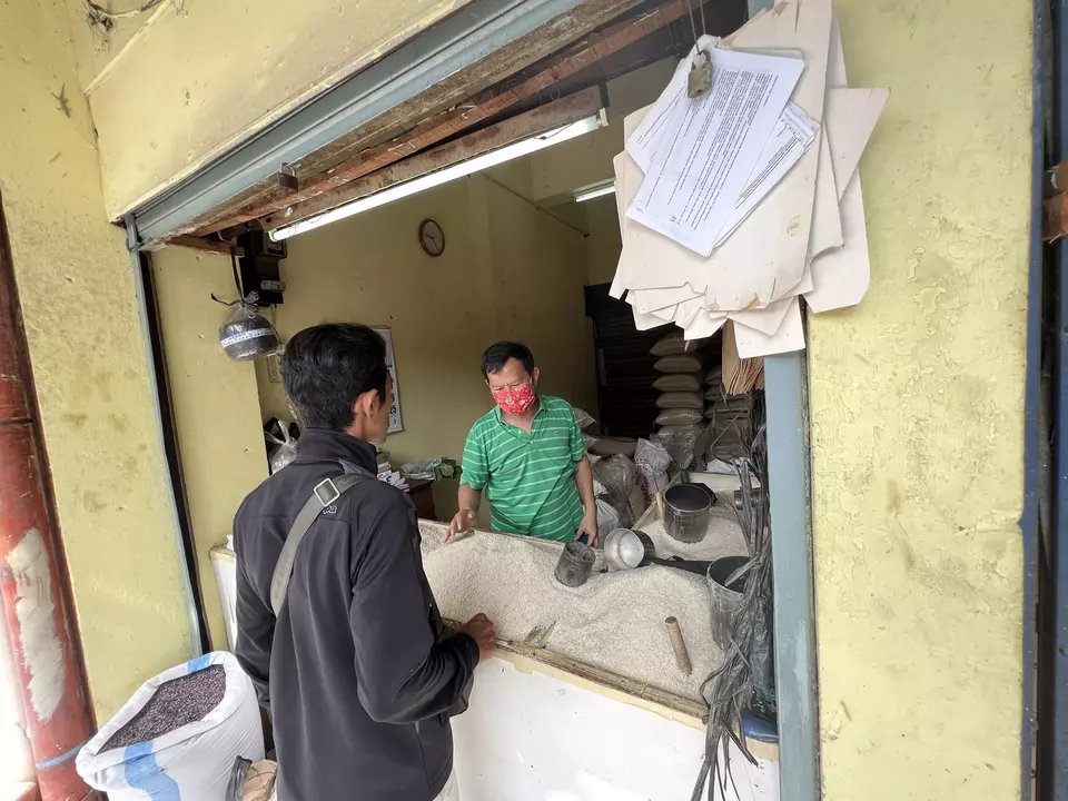 Salah satu penjual beras di Pasar Palmerah, Jakarta Barat.