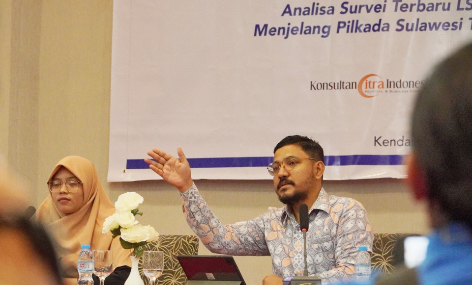 Peneliti LSI Denny JA, Ikrama Masloman, memaparkan hasil survei terkait Pilgub Sulawesi Tenggara (Sultran) di Kendari, Rabu, 22 Maret 2023.