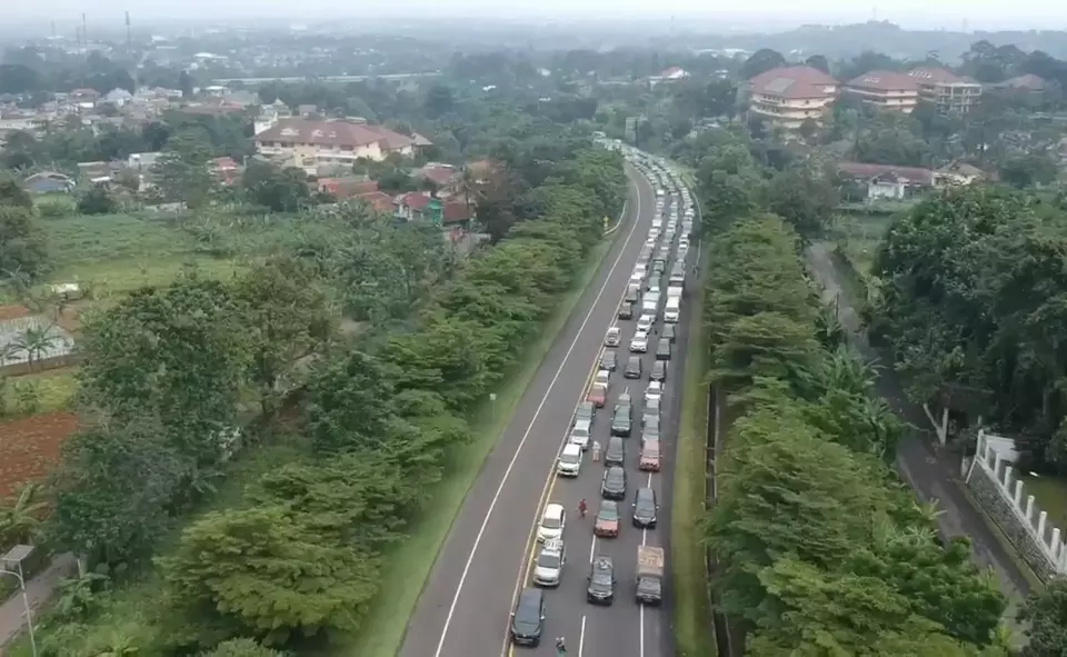 Arus lalin menuju kawasan Puncak, Kabupaten Bogor, Jawa Barat, Rabu 22 Maret 2023 diwarnai kepadatan kendaraan.