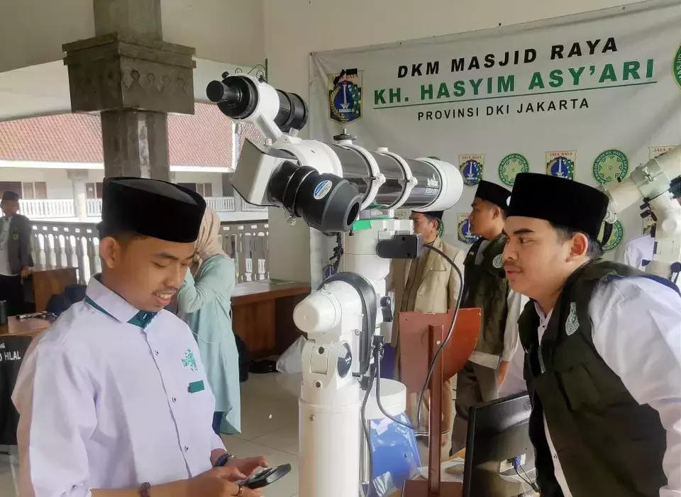 Sejumlah petugas rukyat dari LF PWNU DKI Jakarta tengah mempersiapkan peralatan untuk melakukan pemantauan hilal sebagai penentuan awal Ramadan 1444 H yang digelar di Masjid Raya Hasyim Asy'ari Cengkareng, Jakarta Barat, Rabu (22/3/2023)