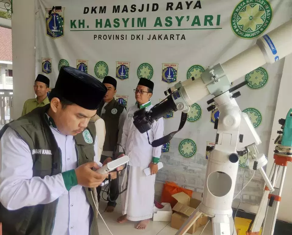 Sejumlah petugas rukyat dari LF PWNU DKI Jakarta tengah mempersiapkan peralatan untuk melakukan pemantauan hilal sebagai penentuan awal Ramadhan 1444 H yang digelar di Masjid Raya Hasyim Asy'ari Cengkareng, Jakarta Barat, Rabu (22/3/2023)