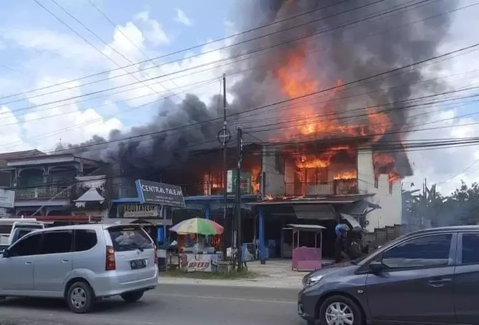 Kobaran api membumbung dalam musibah kebakaran di komplek pertokoan, deretan ruko di Jalan MT Haryono, Kecamatan Sintang, Kabupaten Sintang, Rabu, 22 Maret 2023.