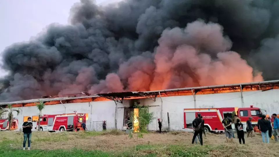 Petugas memadamkan kebakaran gudang Goto Living di Tangerang, Rabu 23 Maret 2023.