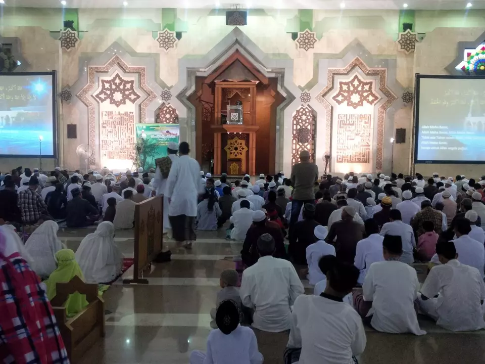 Ribuan jemaah memadati Masjid Jakarta Islamic Centre.