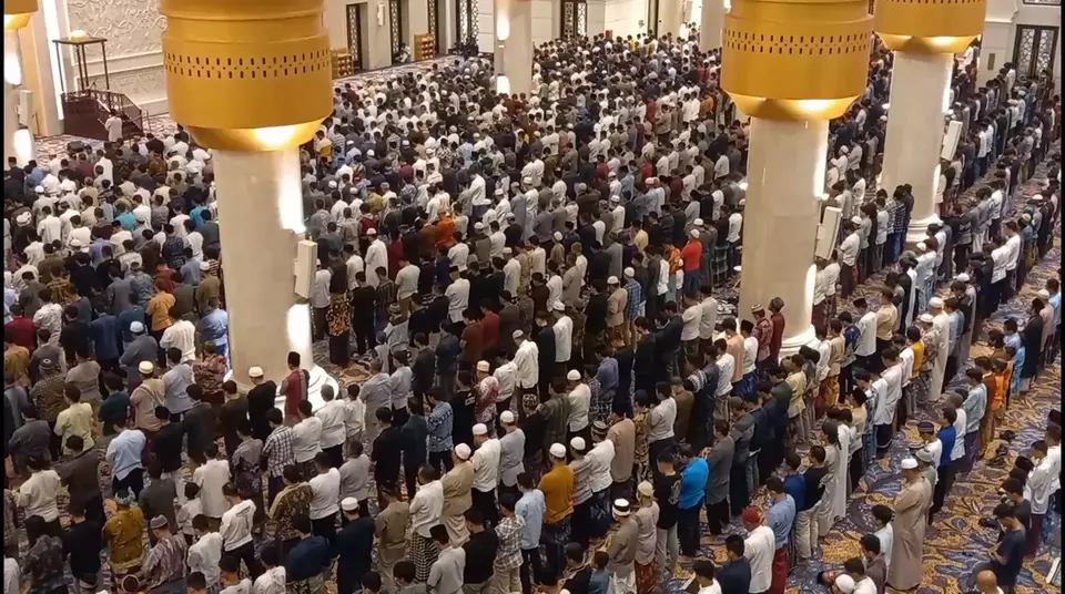 Ribuan jemaah mengikuti salat tarawih pertama di Masjid Sheikh Zayed Solo, Rabu, 22 Maret 2023.