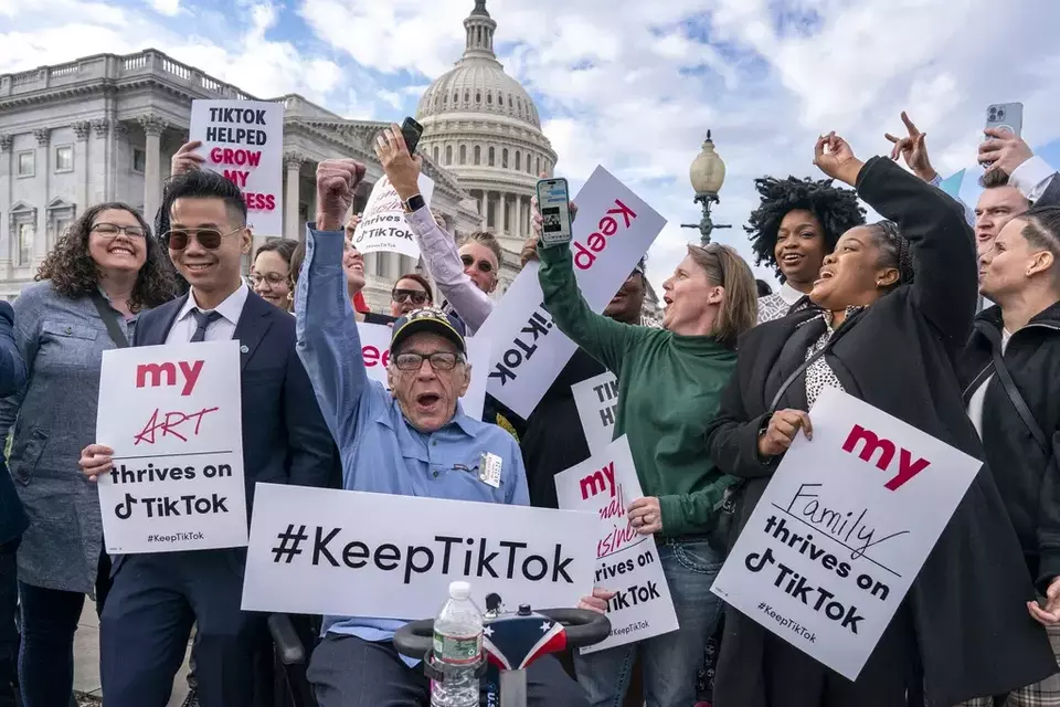 Warga AS TikTok menggelar pertemuan di Capitol di Washington, Rabu, 22 Maret 2023 atau sehari sebelum Kongres AS mengadakan dengar pendapat dengan CEO TikTok Chew Shou Zi.
