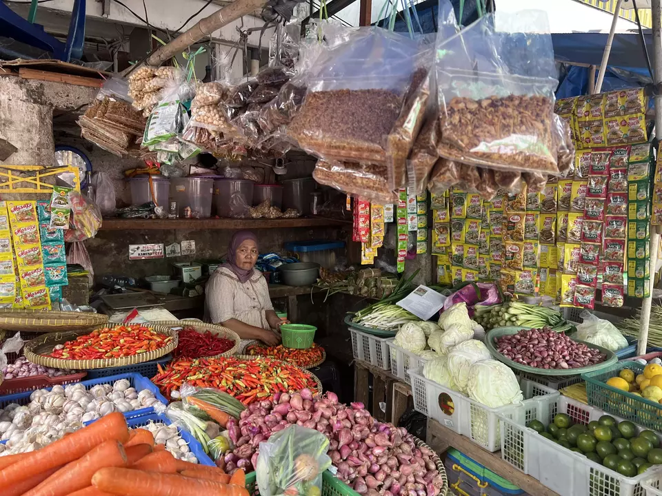 Pedagang bahan pokok di Pasar Palmerah, Jakarta Barat.