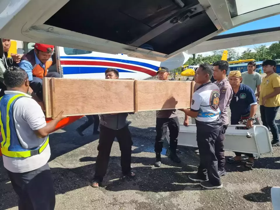 Jenazah Irwan, tukang ojek yang tewas ditembak KKB di Distrik Ilaga, Kabupaten Puncak, Papua Tengah telah dievakuasi ke Timika, Papua. 