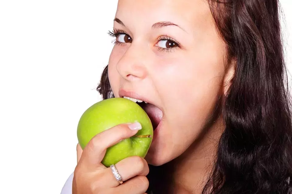 Cara mengatasi bau mulut bisa dengan mengonsumsi makanan alami