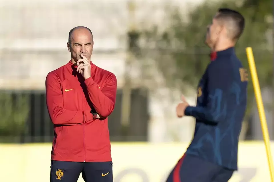Striker Timnas Portugal Cristiano Ronaldo (kanan) berlatih di depan pelatih Roberto Martinez.