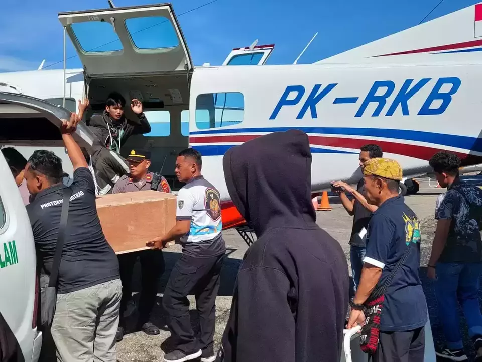 Jenazah Irwan, tukang ojek yang tewas ditembak KKB di Distrik Ilaga, Kabupaten Puncak, Papua Tengah dievakuasi ke Timika, Papua. 
