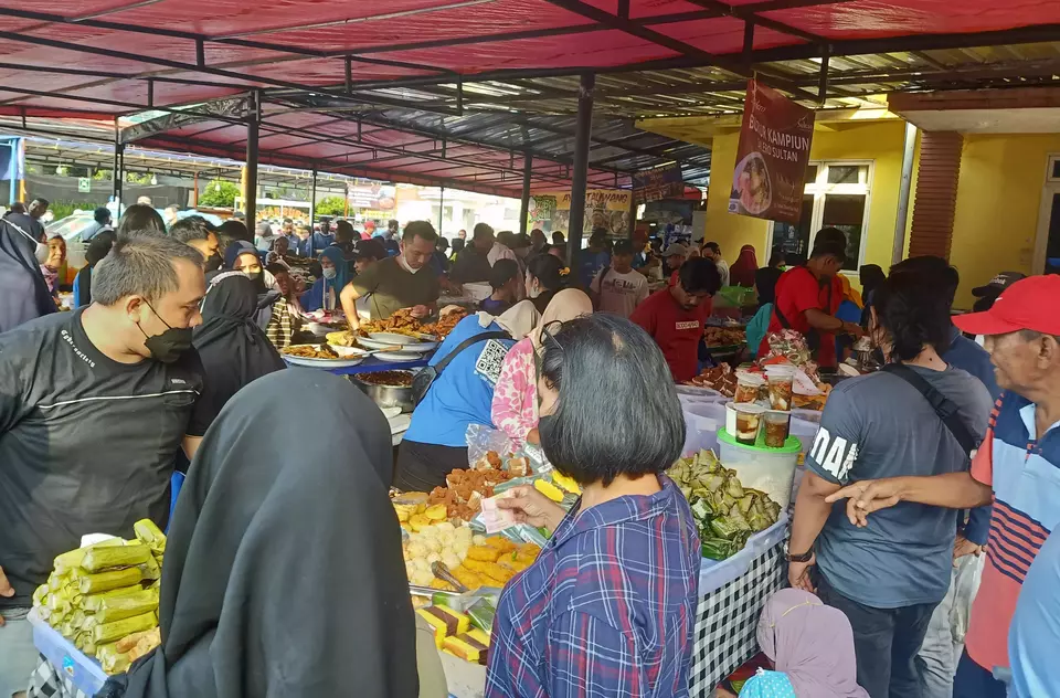 Masyarakat membeli takjil di Pasar Benhil, Jakarta Pusat, Kamis 23 Maret 2023.