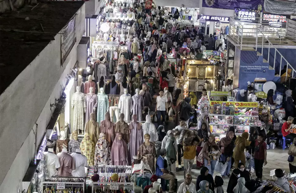Suasana pengunjung saat berbelanja di hari pertama bulan Ramadhan di Pasar Tanah Abang Blok A, Jakarta Pusat, Kamis (23/3/2023).
