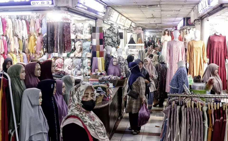 Suasana pengunjung saat berbelanja di hari pertama bulan Ramadhan di Pasar Tanah Abang Blok A, Jakarta Pusat, Kamis (23/3/2023).