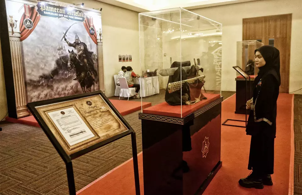 Pengunjung mengamati salah satu koleksi Pameran Artefak Nabi Muhammad SAW di Masjid At-Tin, Jakarta, Kamis (23/3/2023).