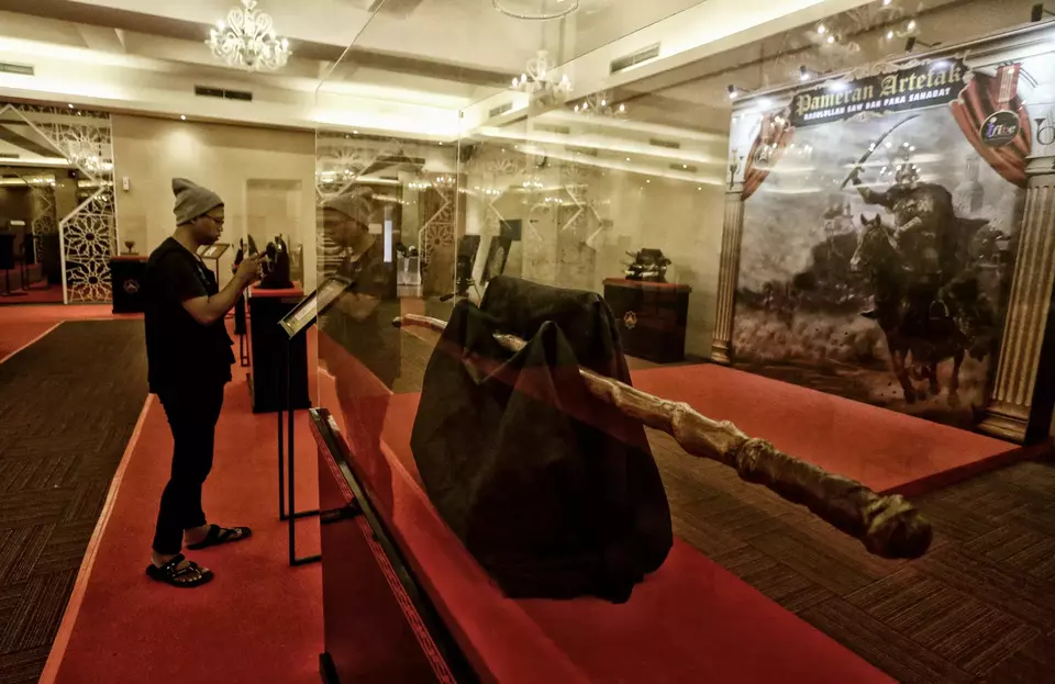 Pengunjung mengamati salah satu koleksi Pameran Artefak Nabi Muhammad SAW di Masjid At-Tin, Jakarta, Kamis (23/3/2023).
