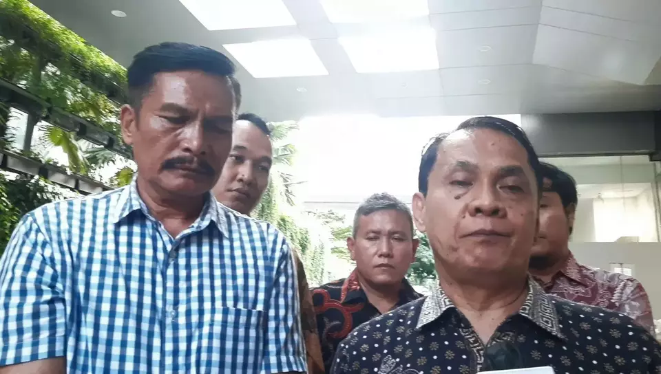 Ayah Shane Lukas, Tagor Lumbantoruan (kiri) dan kuasa hukum Happy SP Sihombing di RS Mayapada, Jakarta Selatan, Kamis 23 Maret 2023.