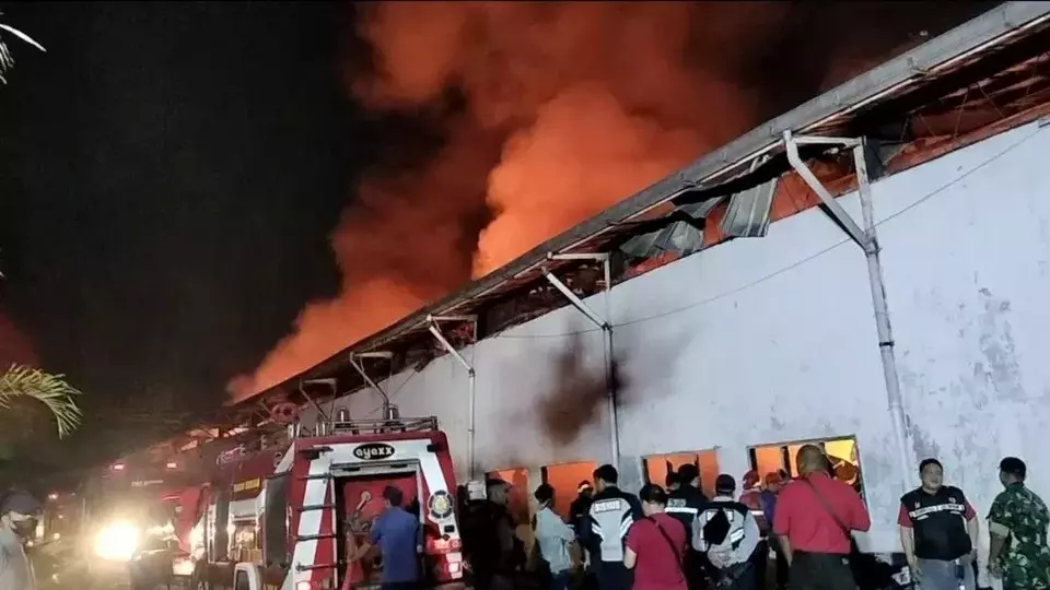 Petugas memadamkan kebakaran gudang Goto Living di Jalan KS Tubun, Kelurahan Koang Jaya, Kecamatan Karawaci, Kota Tangerang, Banten, Rabu 22 Maret 2023.