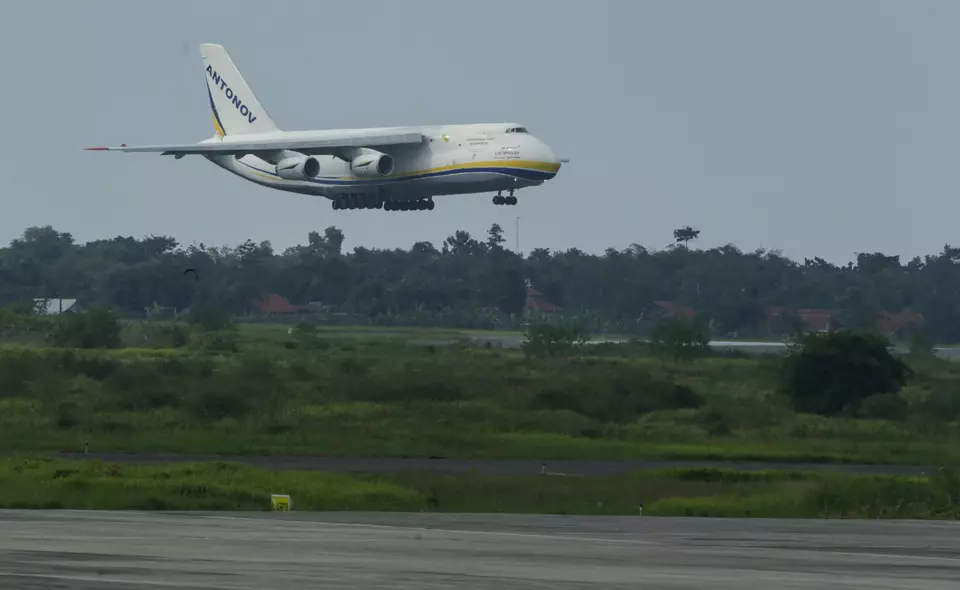 Pesawat kargo Antonov An-124-100 mendarat di Bandara Internasional Jawa Barat (BIJB) Kertajati, Kabupaten Majalengka, Rabu, 22 Maret 2023.