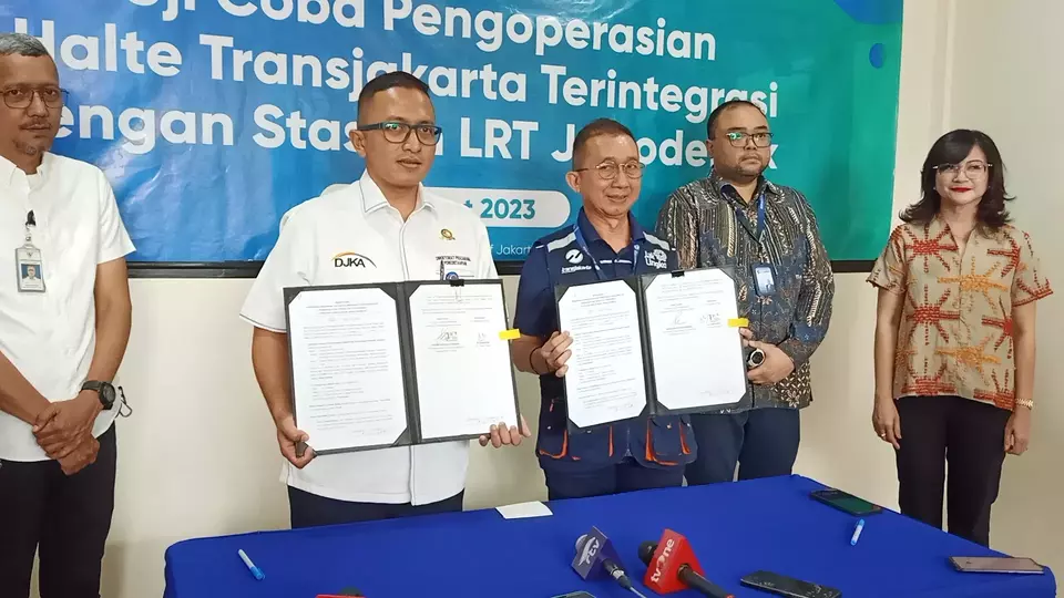 Transjakarta Uji Coba 4 Halte Terintegrasi Dengan Stasiun LRT