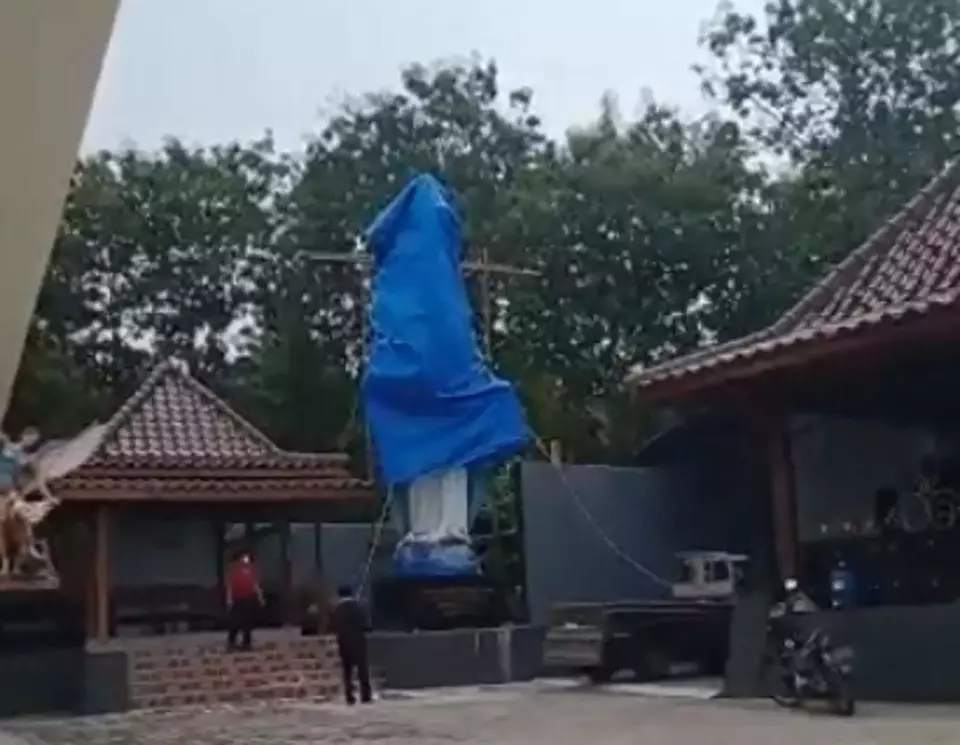 Patung Bunda Maria di sebuah rumah doa di Padukuhan Degolan, Bumirejo, Lendah, Kabupaten Kulon Progo, Daerah Istimewa Yogyakarta viral di media sosial lantaran ditutup terpal. 