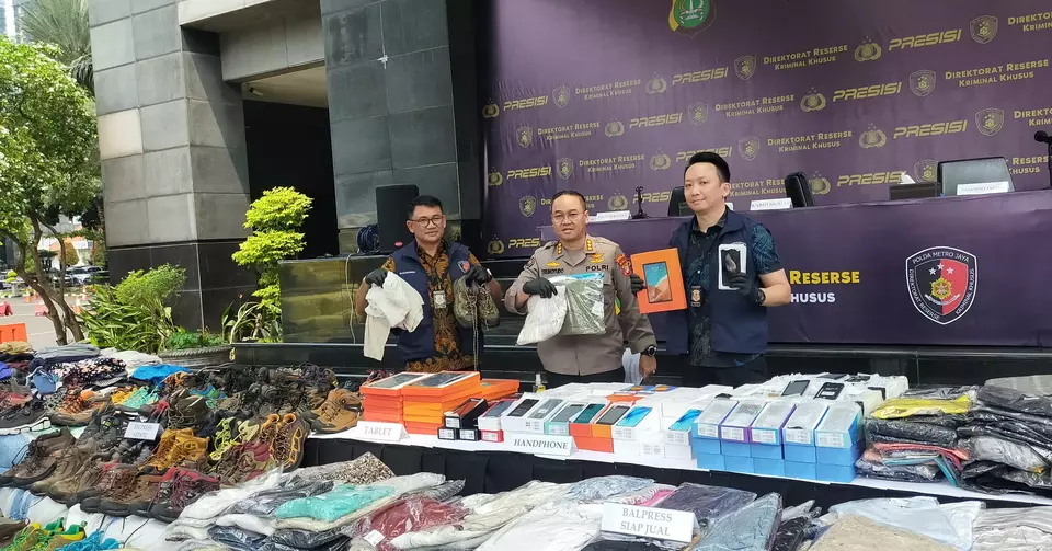 Polda Metro Jaya mengungkap praktik thrifting atau aktivitas berbelanja pakaian bekas impor di wilayah hukum Polda Metro Jaya, Jumat 24 Maret 2023. 