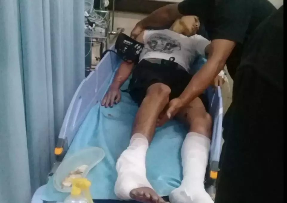 Seorang pemuda di Sidoarjo, Jawa Timur, dilarikan ke rumah sakit karena terkena ledakan bubuk petasan yang tengah digoreng, Jumat 24 Maret 2023.