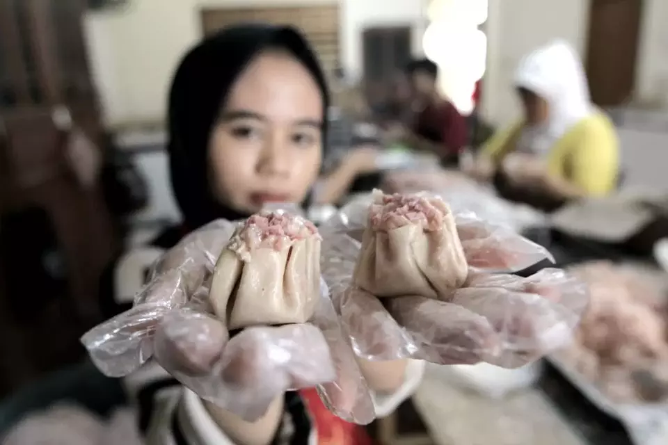 Pekerja membuat makanan siap saji dim sum berbagai rasa di UMKM rumahan kuliner dimsum Bunda Imoet Ciputat, Tangerang Selatan, Banten, Jumat, 24 Maret 2023.