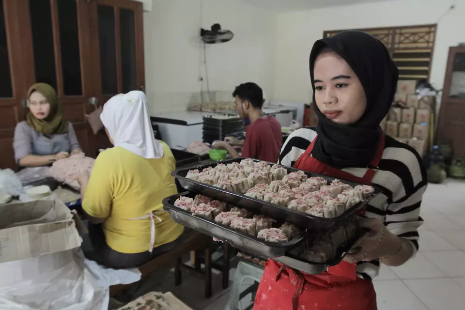 Pekerja bersiap memasak makan siap saji dimsum berbagai rasa di UMKM rumahan kuliner dimsum Bunda Imoet Ciputat, Tangerang Selatan, Banten, Jumat, 23 Maret 2023.