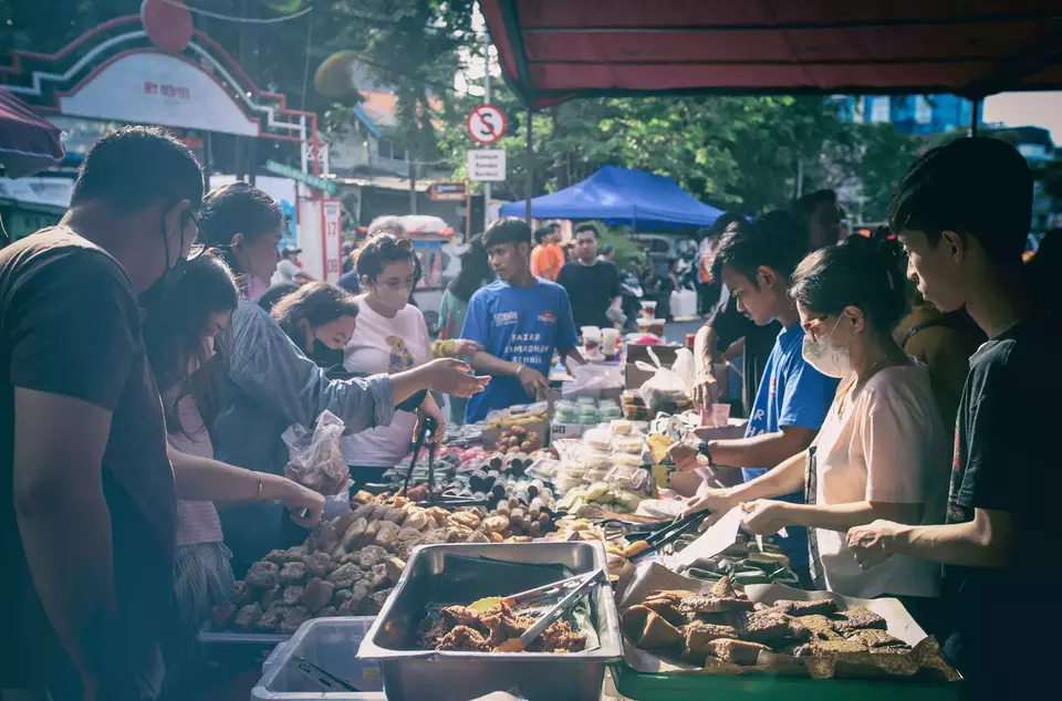 Warga membeli makanan untuk berbuka puasa di kawasan Bendungan Hilir, Jakarta, Jumat (24/3/2023).