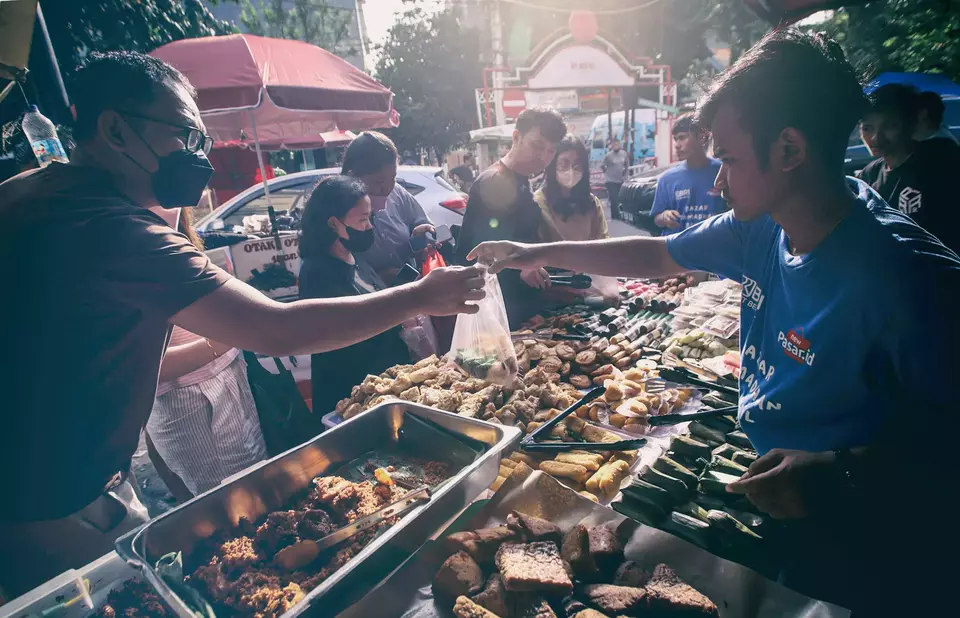 Warga membeli makanan untuk berbuka puasa di kawasan Bendungan Hilir, Jakarta, Jumat (24/3/2023).
