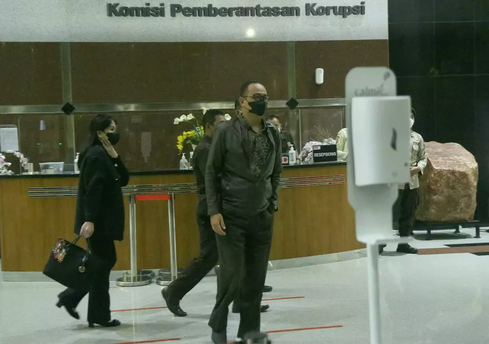 Bekas pejabat ditjen pajak Rafael Alun Trisambodo (kanan), bersama istrinya Ernike Meike Tondorek (kiri) usai menjalani pemeriksaan di Gedung KPK, Jakarta, Jumat (24/3/2022) malam. 