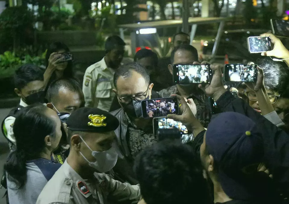 Bekas pejabat ditjen pajak Rafael Alun Trisambodo (tengah), ditanyai wartawan usai menjalani pemeriksaan di Gedung KPK, Jakarta, Jumat (24/3/2022) malam. 