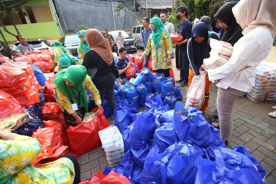 Panitia menyiapkan sembako dan hidangan berbuka pada acara Berbagi Kebaikan yang Menguatkan yang diselenggarakan oleh Allianz Syariah, di Jakarta, Jumat, 24 Maret 2023.