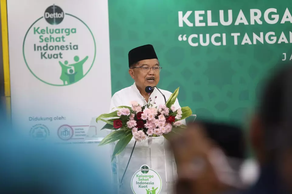 Ketua Umum Dewan Masjid Indonesia (DMI) Muhammad Jusuf Kalla saat peluncuran kampanye Keluarga Sehat, Indonesia Kuat, di kantor DMI di Jakarta, Jumat, 24 Maret 2023.