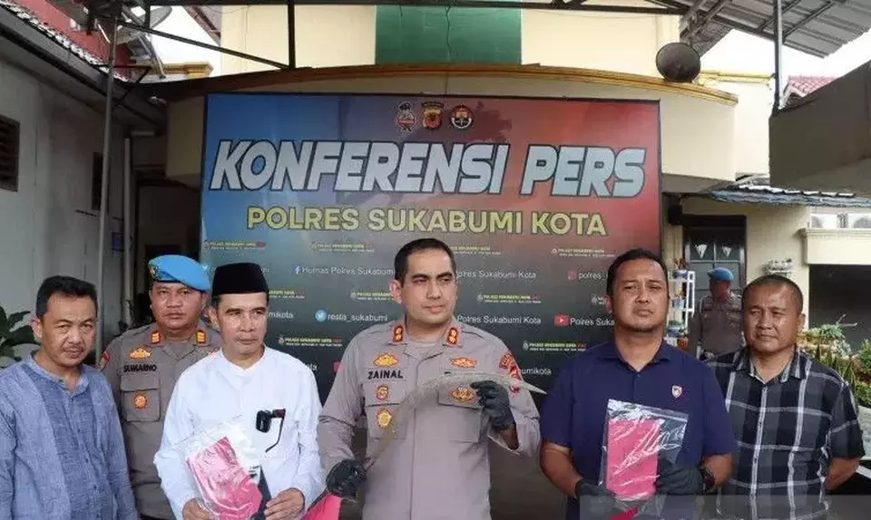 Kapolres Sukabumi Kota AKBP SY Zainal Abidin saat memperlihatkan senjata tajam jenis celurit yang digunakan tiga orang remaja di Kota Sukabumi, Jabar, untuk menghabisi nyawa seorang pelajar, Jumat 24 Maret 2023.