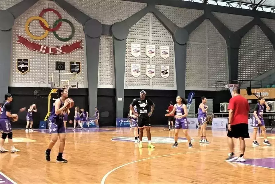 Pelatih asal Amerika Chris Matthews (tengah) mengawasi para pemain timnas basket putri Indonesia berlatih di GOR CLS Kertajaya, Surabaya, Jumat 24 Maret 2023. 
