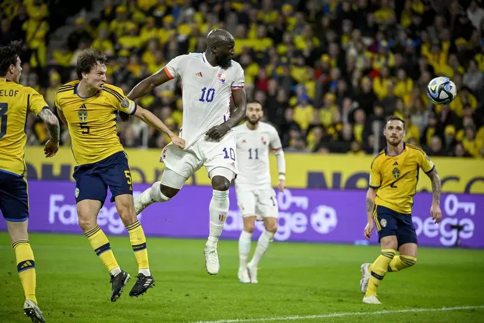 Striker Belgia, Romelu Lukaku (tengah), melepaskan sundulan yang menghasilkan gol saat bertemu Swedia dalam Kualifikasi Euro 2024, di Stadion Friends Arena di Stockholm, Jumat, 24 Maret 2023. 