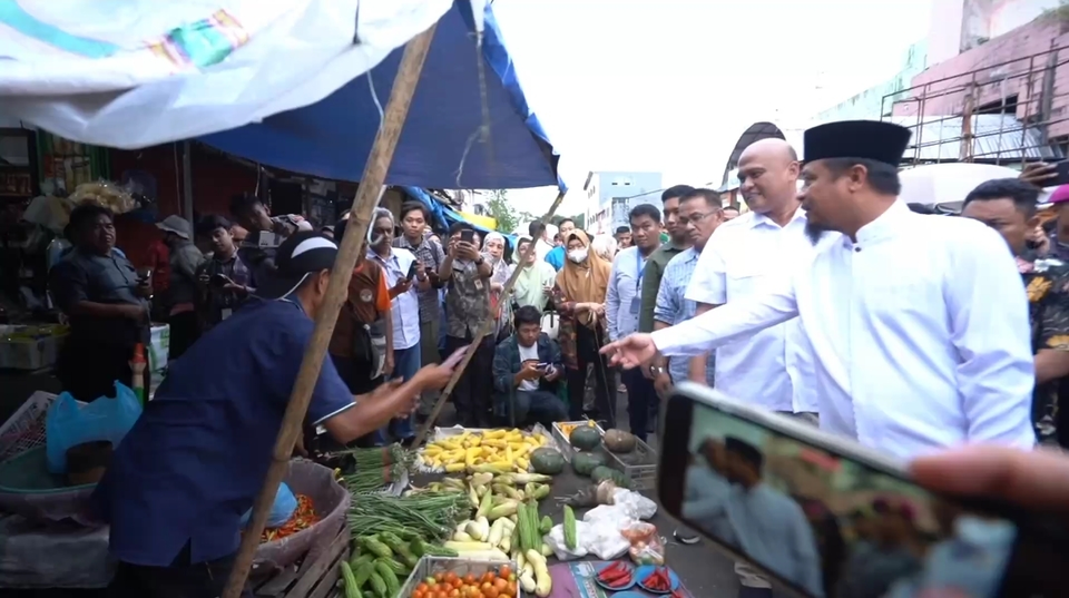 Gubernur Sulawesi Selatan, Andi Sudirman Sulaiman melakukan pemantauan harga dan ketersediaan stok bahan pokok di Pasar Terong, Kecamatan Bontoala, Makassar.