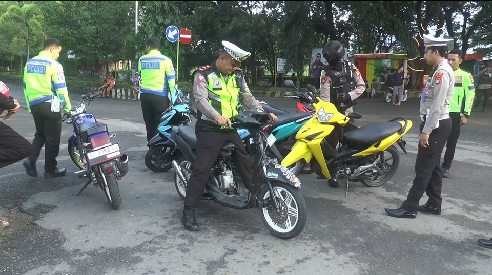 Polisi berhasil mengamankan sebanyak 8 unit sepeda motor yang kebanyakan menggunakan knalpot borong, saat razia balap liar di Polewali Mandar, Sulawesi Barat.