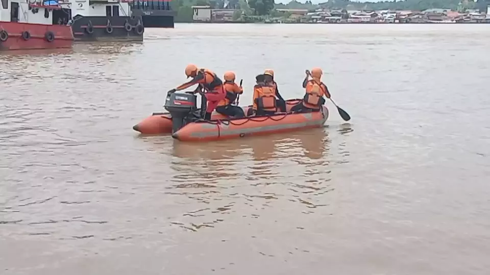 Tim SAR gabungan melakukan upaya penyisiran dengan radius mencapai hingga 1 kilometer namun masih belum menemukan keberadaan korban tenggelam di Sungai Mahakam, Sabtu, 25 Maret 2023.
