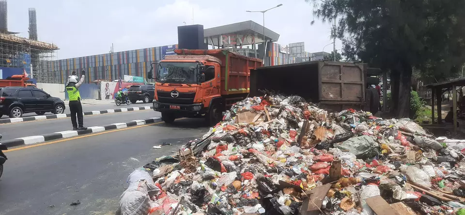 Truk sampah milik DKI Jakarta terguling di Jalan Ahmad Yani, Kecamatan Bekasi Selatan, Kota Bekasi, Jawa Barat, Sabtu, 25 Maret 2023.