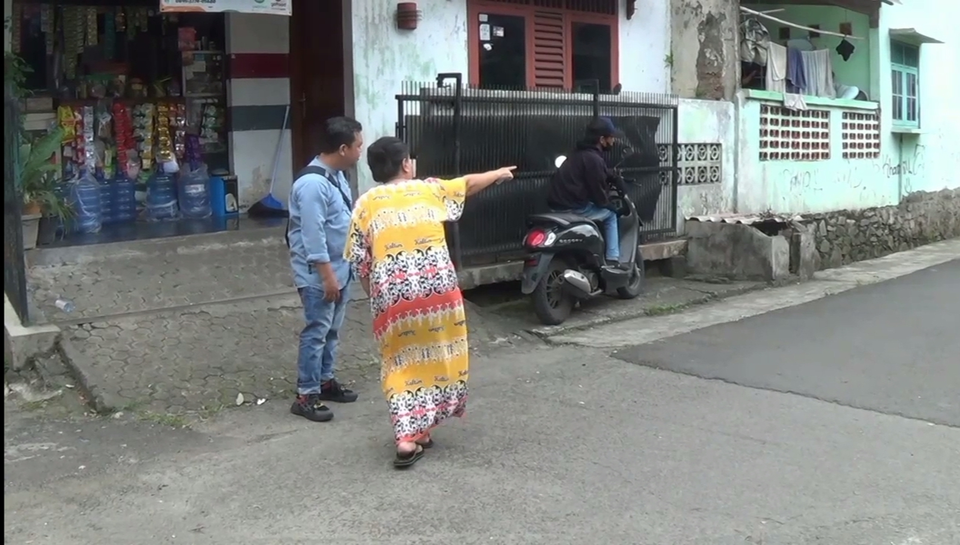 Seorang nenek berusia 60 tahun menjadi korban penjambretan telepon genggam di Jalan Permata, Tangerang Selatan, Jumat, 24 Maret 2023.