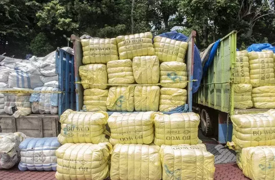 Sejumlah barang bukti berupa pakaian bekas hasil pengungkapan kasus penyelundupan barang bekas dan ilegal di Polda Metro Jaya, Jakarta, Jumat, 24 Maret 2023.