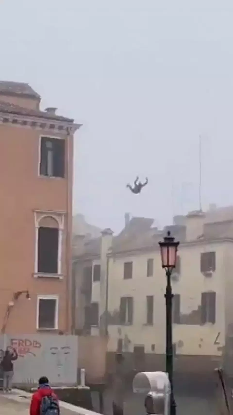 Seorang pria melompat dari gedung tiga lantai ke kanal di Kota Venesia.